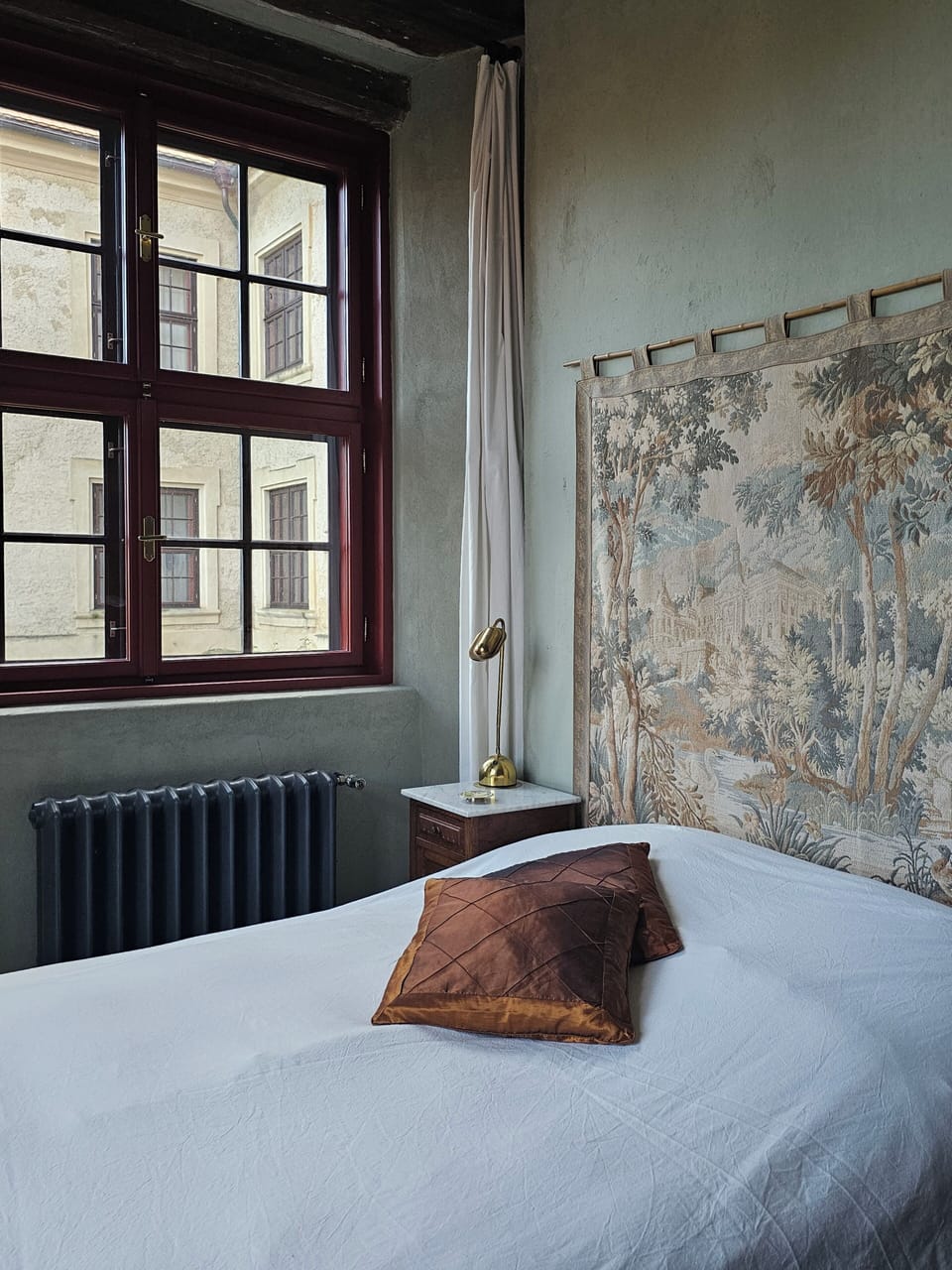 Classic Apartment, Park View | Iron/ironing board, WiFi (free), bed sheets
