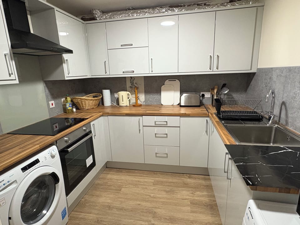 Microwave, oven, stovetop, cookware/dishes/utensils