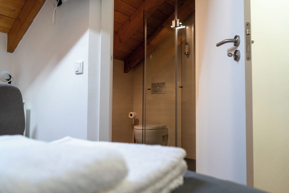 Quarto 5 Duplo Económico | Bathroom | Shower, hair dryer, towels, soap