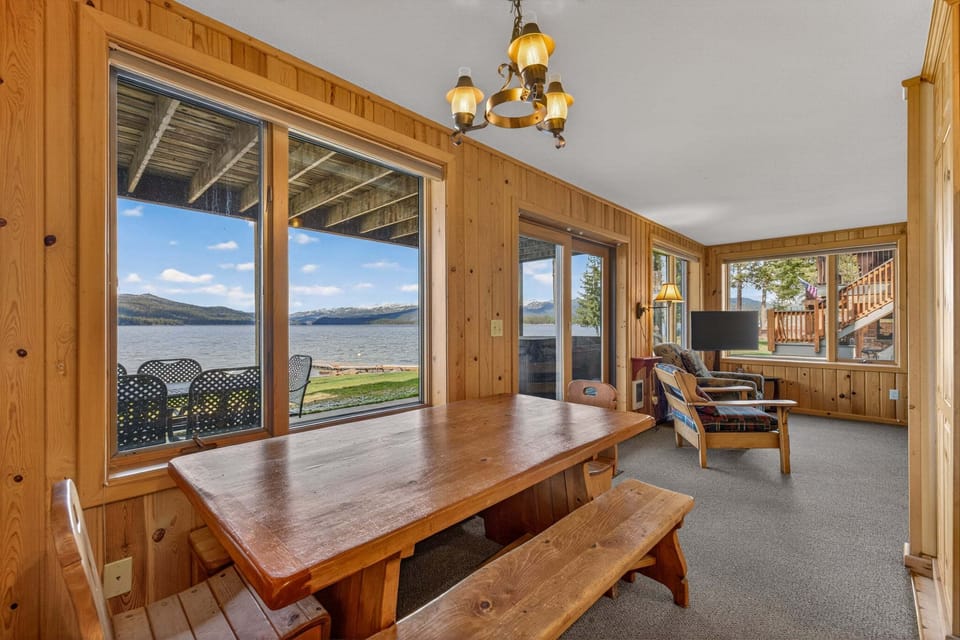 Downstairs dining- lake views