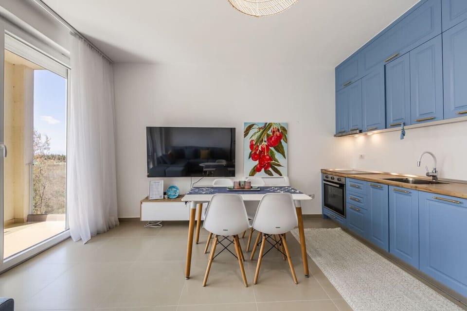 Dining area and fully-equipped kitchen