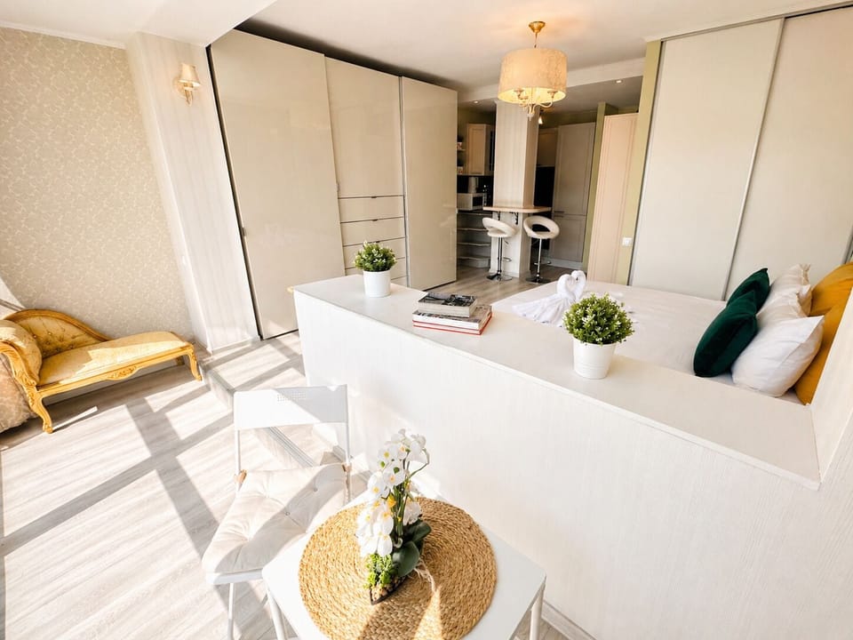 Panoramic Studio, Park View | In-room dining