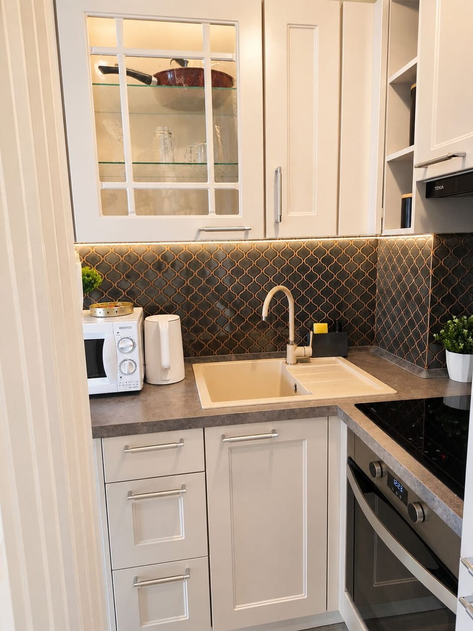 Panoramic Studio, Park View | Private kitchen | Full-size fridge, microwave, oven, stovetop