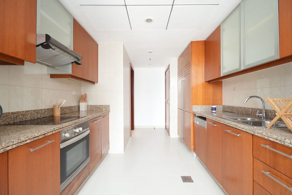 Comfort Apartment, 2 Bedrooms, Kitchen, Lake View | Private kitchen | Eco-friendly cleaning products, dining tables