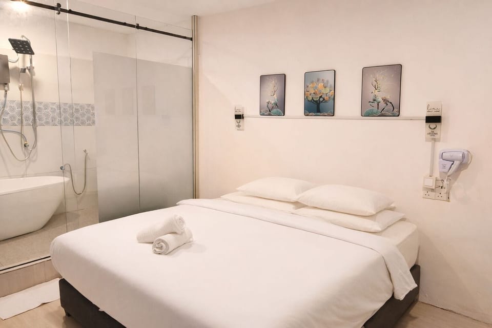 Luxury Double Room, 1 King Bed | Bathroom | Separate tub and shower, hair dryer, bidet, towels