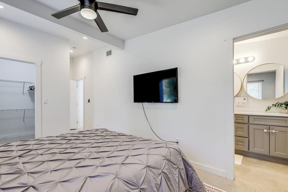 Family & Pet-friendly Jacksonville Escape w/ Yard Cottage in Jacksonville