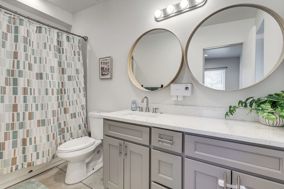 Family & Pet-friendly Jacksonville Escape w/ Yard Cottage in Jacksonville
