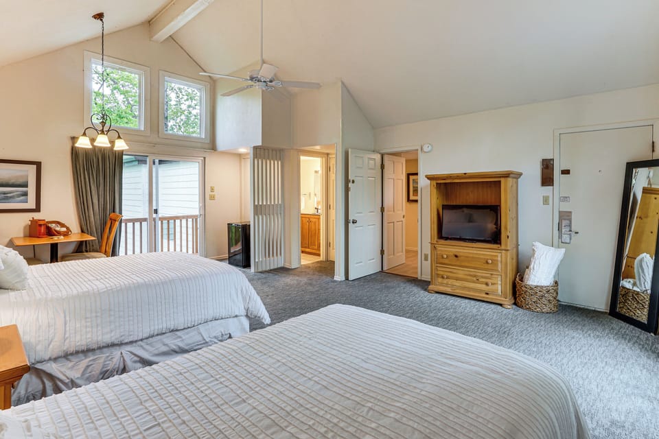 Lake Views + Family Fun! Ozarks Escape Cottage in Lake of the Ozarks