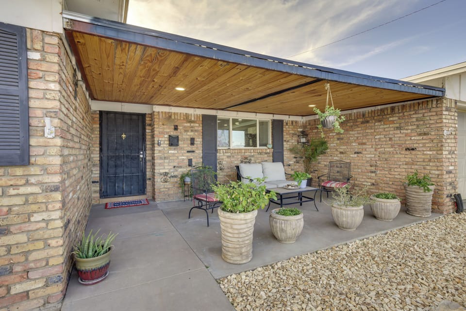 House (4 Bedrooms) | Front of property