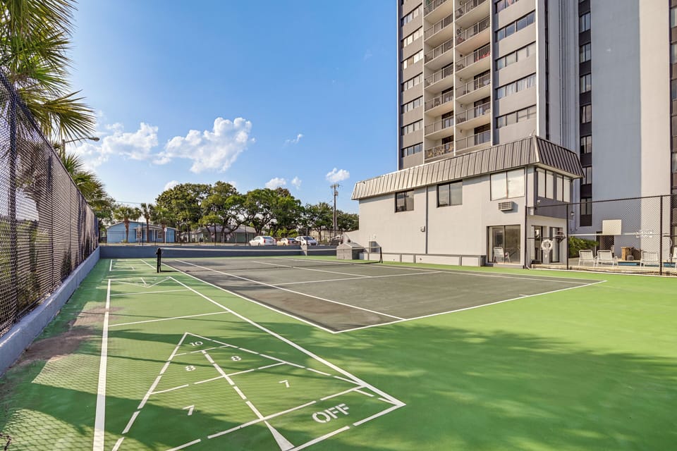 Walk to Family Kingdom! Condo w/ Pool + Balcony Apartment in Myrtle Beach