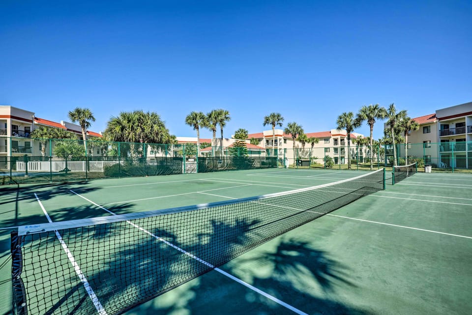 Walk to St Augustine Beach! Resort-style Condo Apartment in Butler Beach
