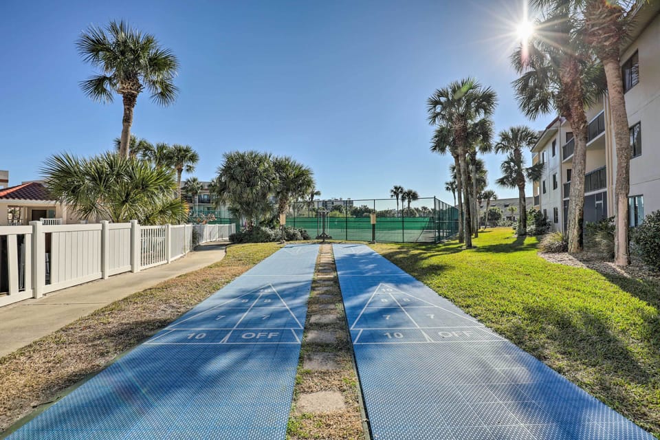 Walk to St Augustine Beach! Resort-style Condo Apartment in Butler Beach