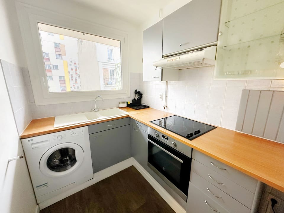 Comfort Apartment, Balcony, City View | Private kitchen | Fridge, microwave, oven, stovetop