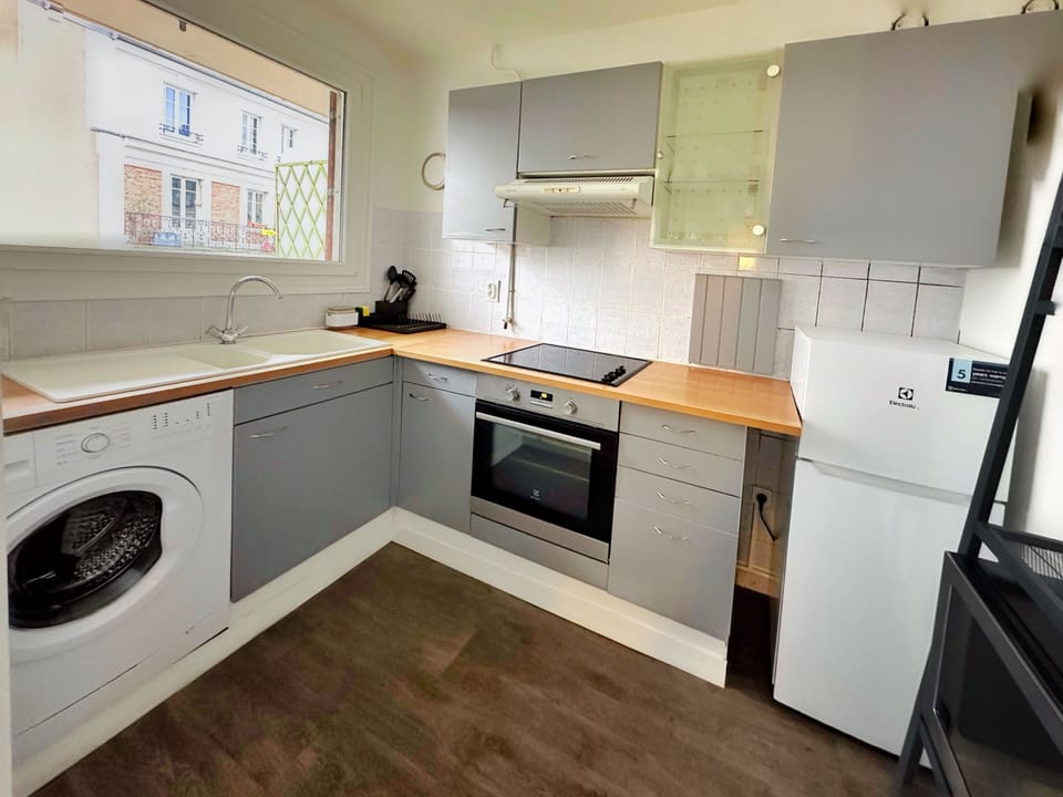 Comfort Apartment, Balcony, City View | Private kitchen | Fridge, microwave, oven, stovetop