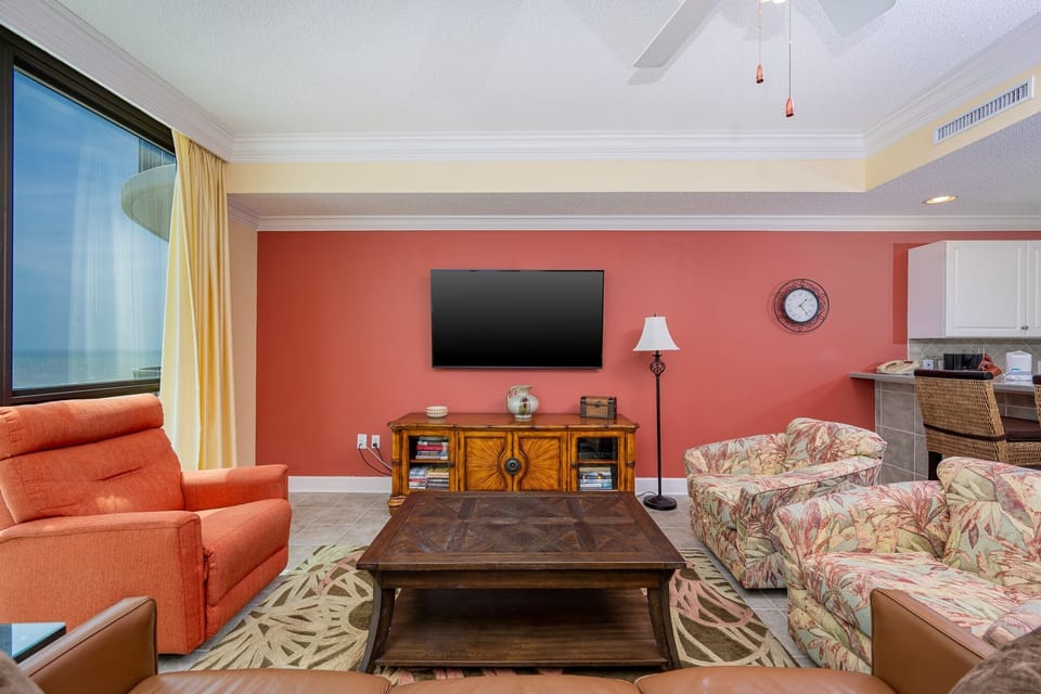 Condo, 2 Bedrooms | Living area