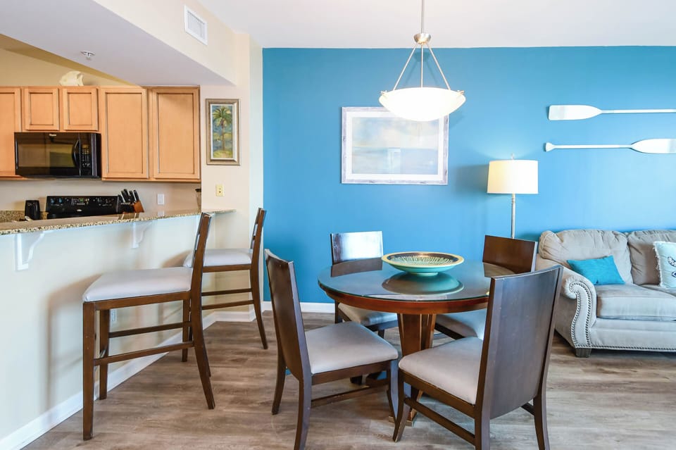 The Palms of Destin 21211 - Dining Area and Breakfast Bar
