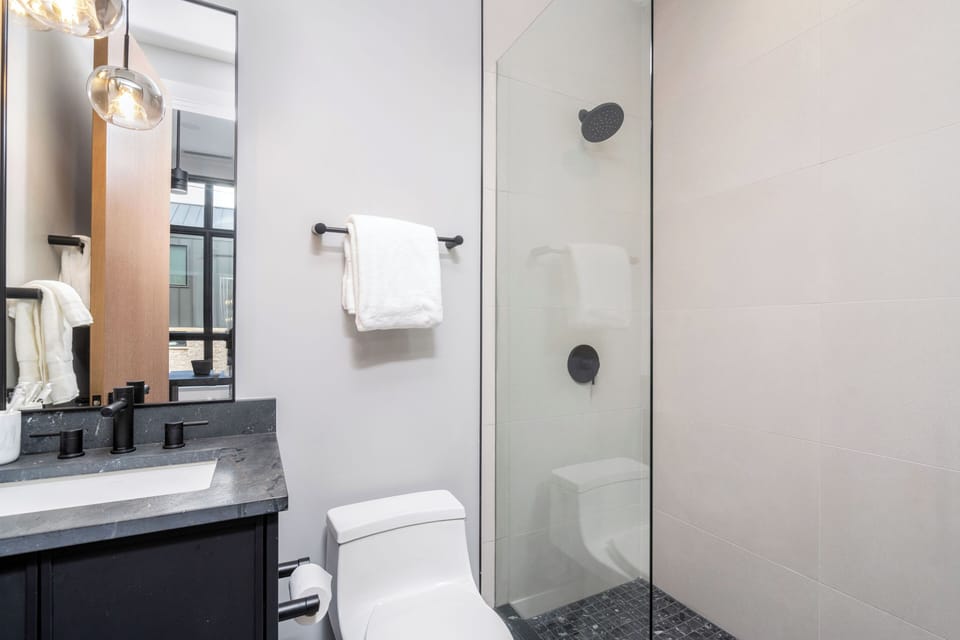 En-suite bathroom upstairs bedroom #2