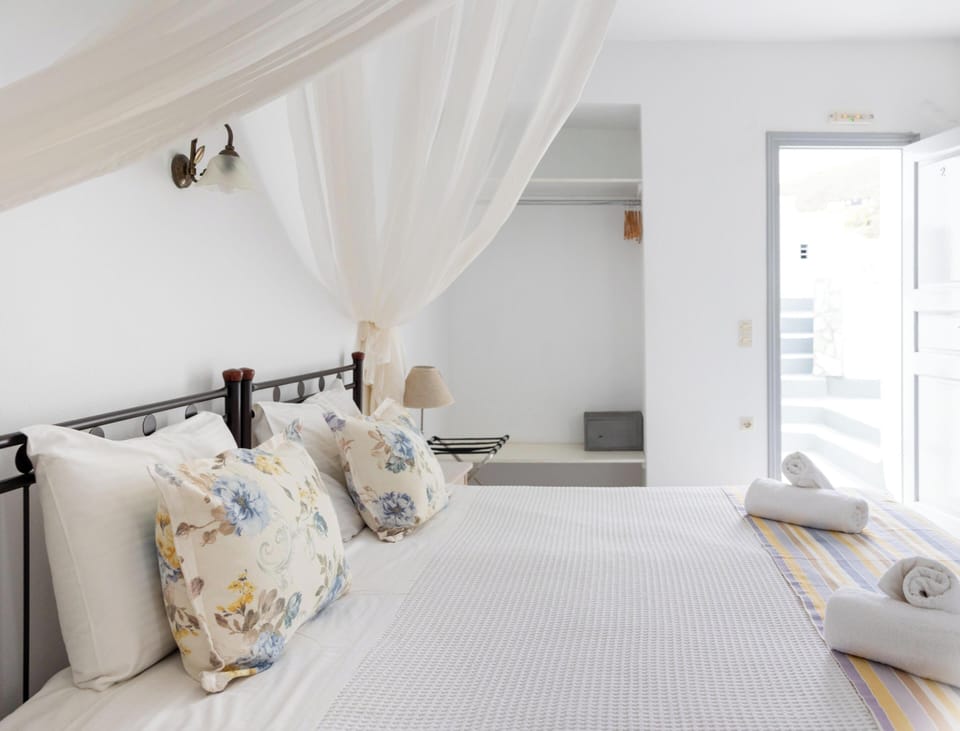 Double Room, Patio, Sea View | Minibar, in-room safe, free WiFi