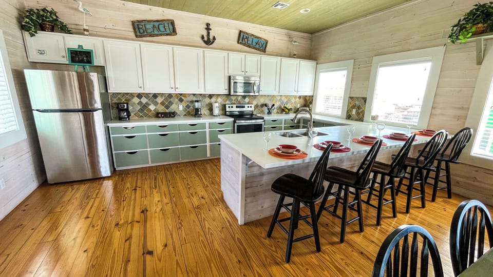 Kitchen - Countertop Seating for 5 - Third Floor