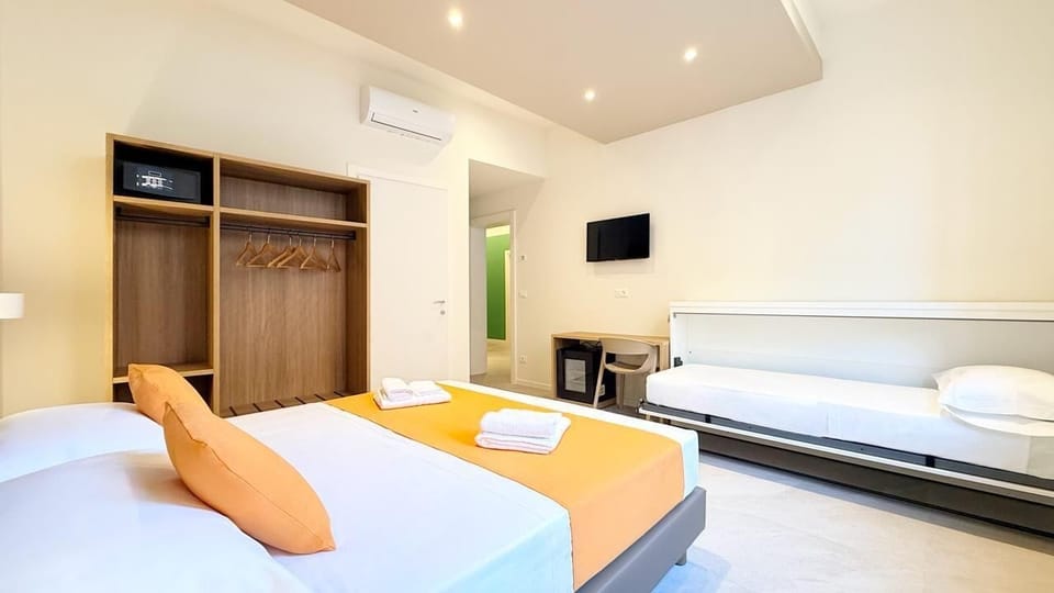 Triple Room | Desk, laptop workspace, free WiFi