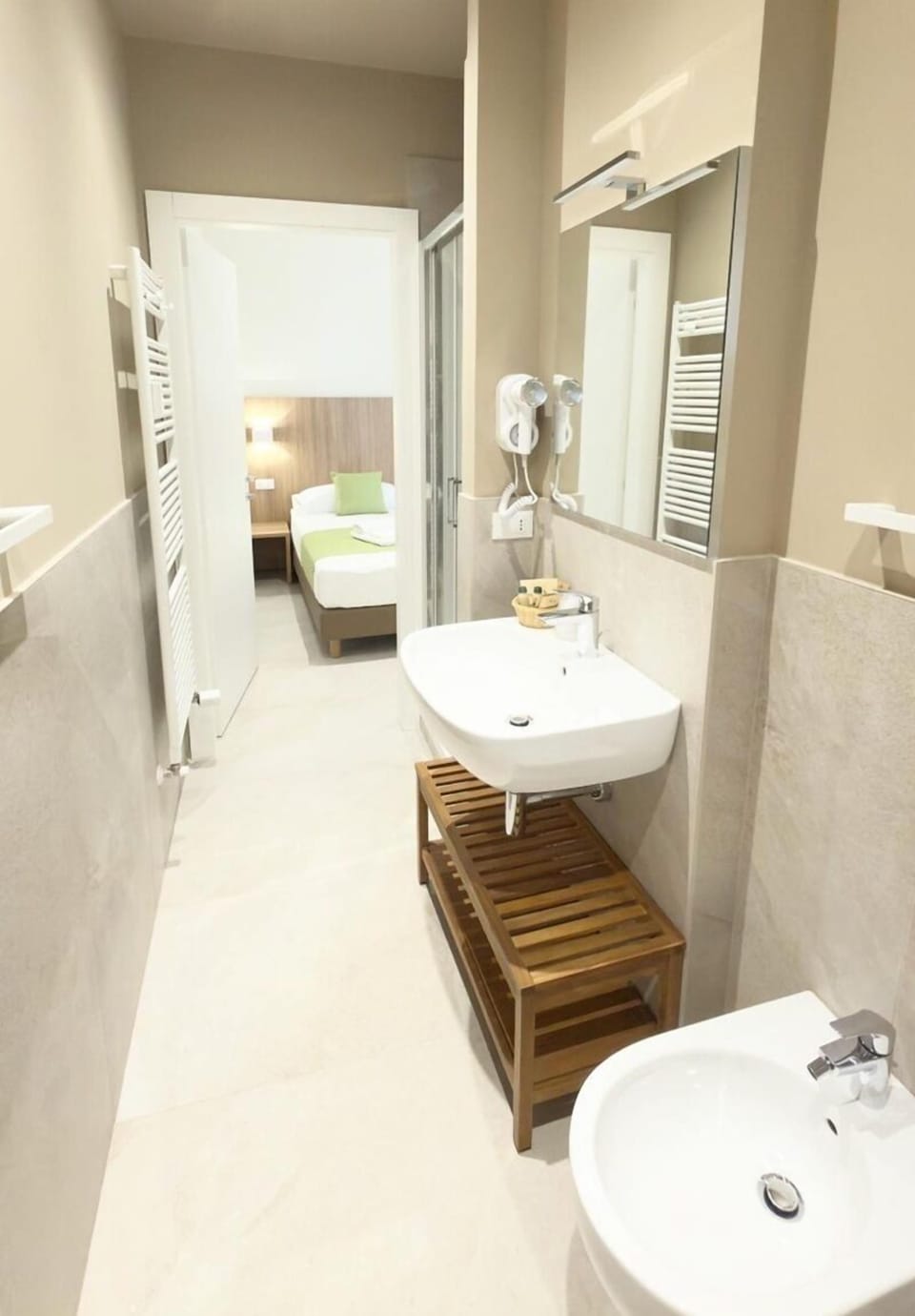 Classic Double Room | Bathroom | Hair dryer, towels, soap, shampoo