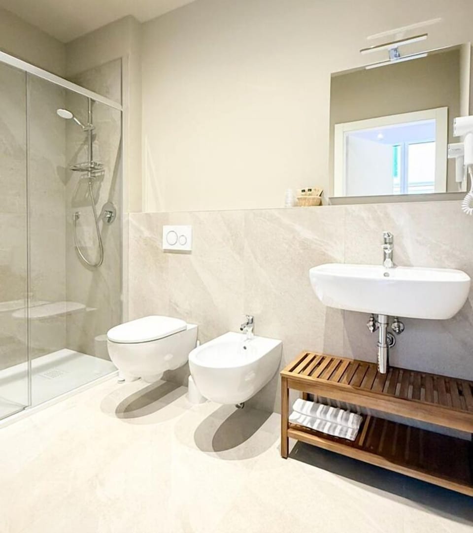 Triple Room | Bathroom | Hair dryer, towels, soap, shampoo