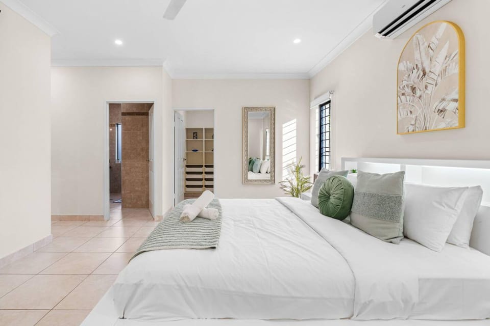 Zen Lotus Private Pool - Patio - Garage - Yard House in Darwin