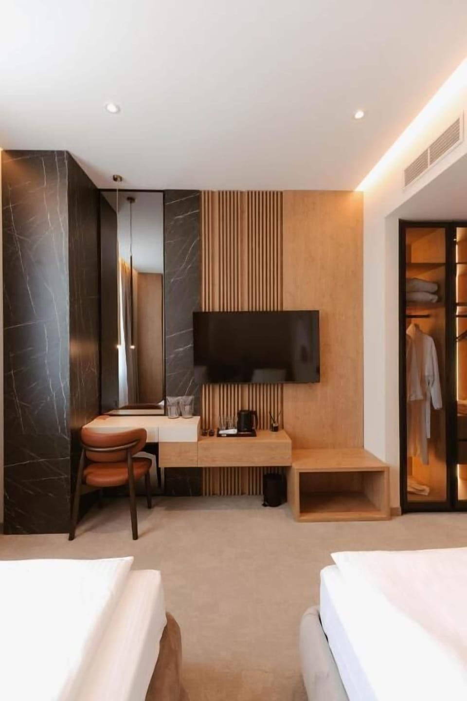 Comfort Twin Room | In-room safe, desk, free WiFi