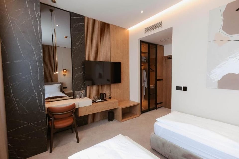 Comfort Twin Room | In-room safe, desk, free WiFi