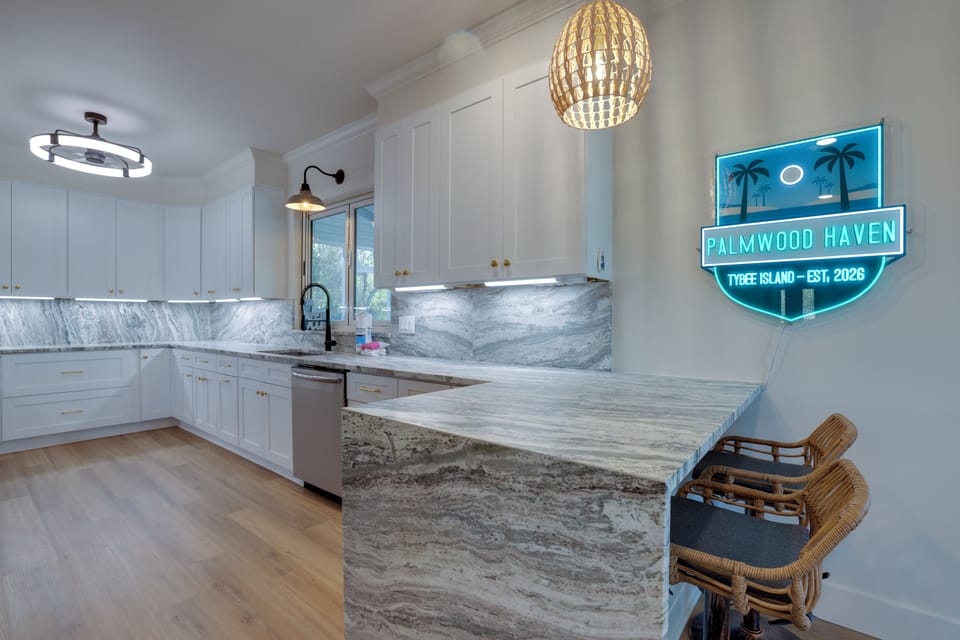 Full Kitchen w. Upgraded Appliances + Bar Counter Seating