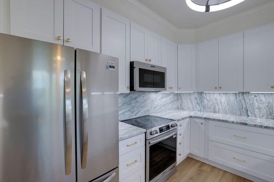 Full Kitchen w. Stainless Steel Appliances