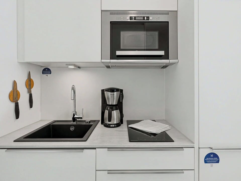 Kitchen, Kitchen Appliance, Countertop, Major Appliance, Cabinetry, Interior Design, Home Appliance, Furniture, Tap, Kitchen Sink