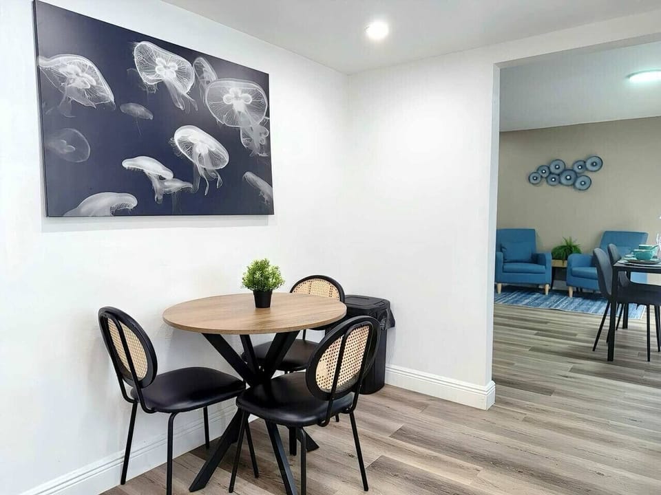 Kitchen : The perfect social hub for hosting unforgettable dinner parties while you prep.
