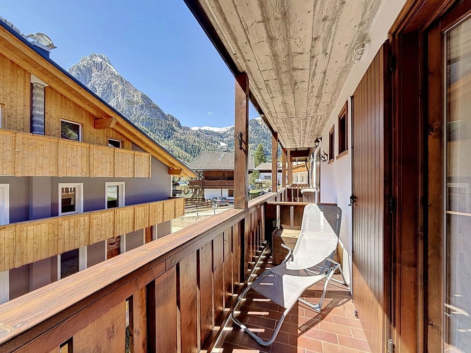 Wood, Cottage, Hardwood, Wood Stain, Lumber, Balcony, Plank, Log Cabin, Plywood, Siding
