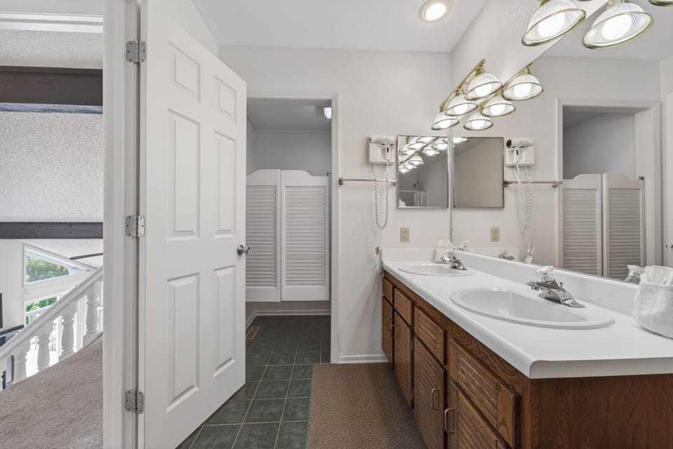 BATHROOM 2 - UPPER LEVEL