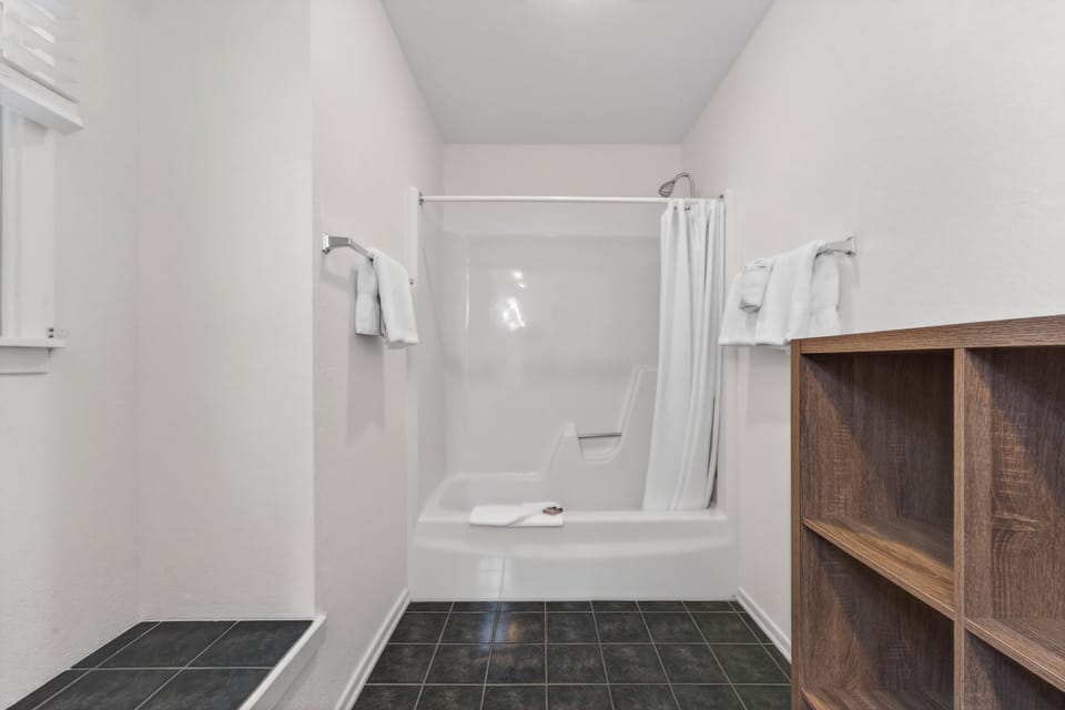 BATHROOM 2 - UPPER LEVEL