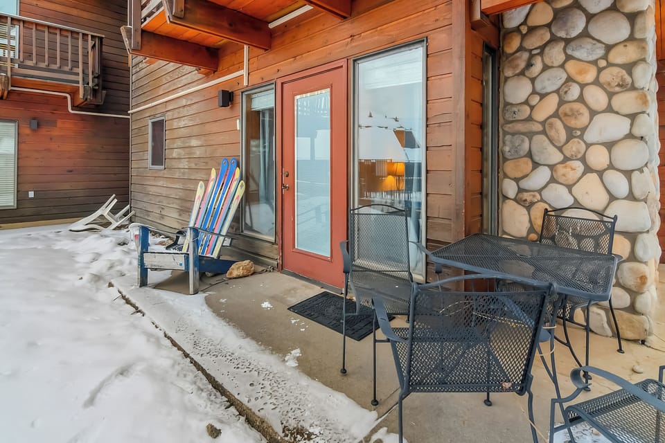 Outdoor Seating and Dining