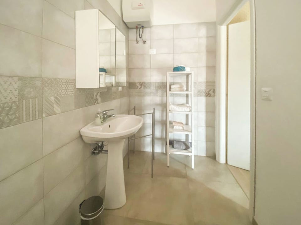 Room, Balcony, City View | Bathroom