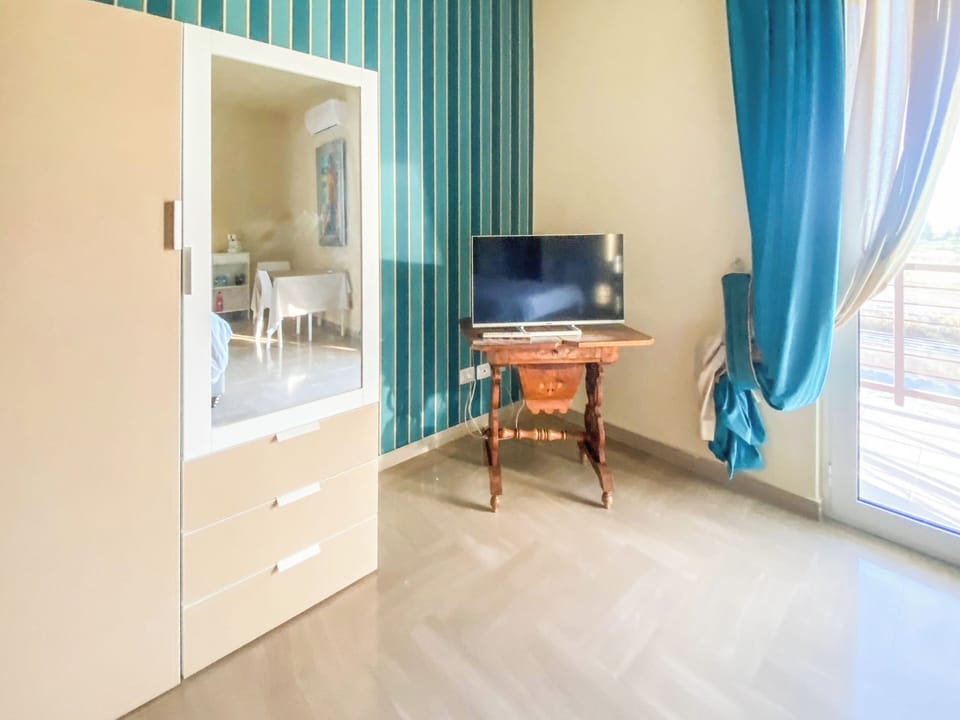 Room, Balcony, City View | Living area