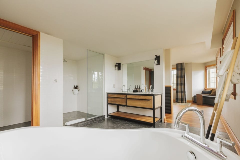 Signature Room, 1 King Bed, Park View | Premium bedding, down comforters, memory foam beds, minibar