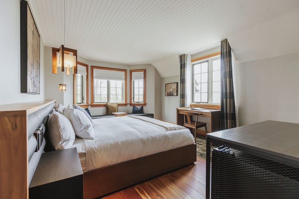 Superior Room, 1 Queen Bed, Park View | Premium bedding, down comforters, memory foam beds, minibar