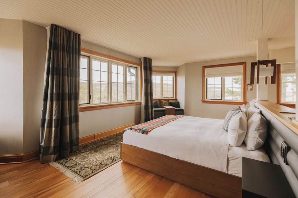 Signature Room, 1 King Bed, Park View | Premium bedding, down comforters, memory foam beds, minibar