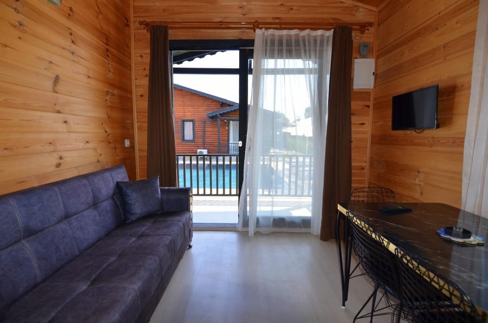 Basic Bungalow, Patio | Premium bedding, minibar, desk, laptop workspace