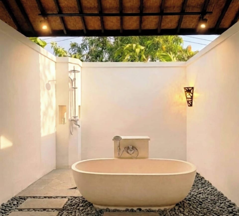 Family Suite | Bathroom | Separate tub and shower, hair dryer, slippers, towels