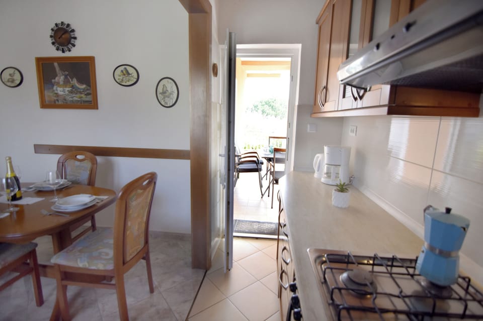 Apartment, 2 Bedrooms, Smoking, Patio | Dining room