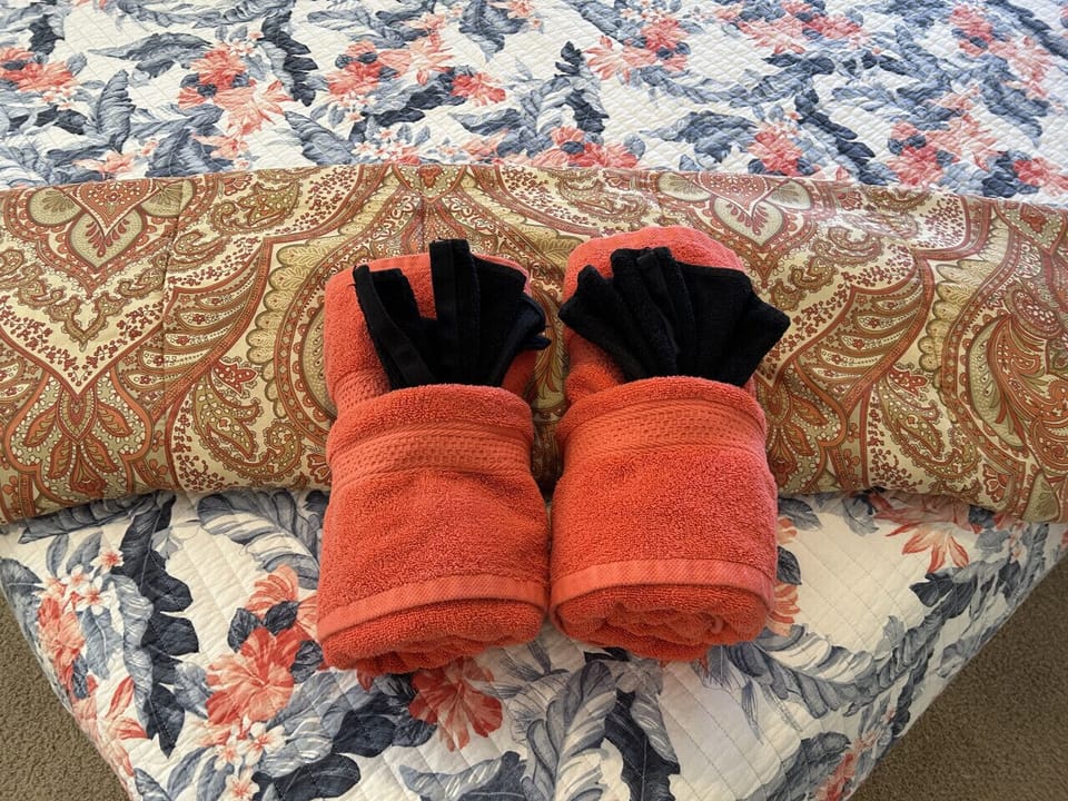 Yes, we provide towels and bedding