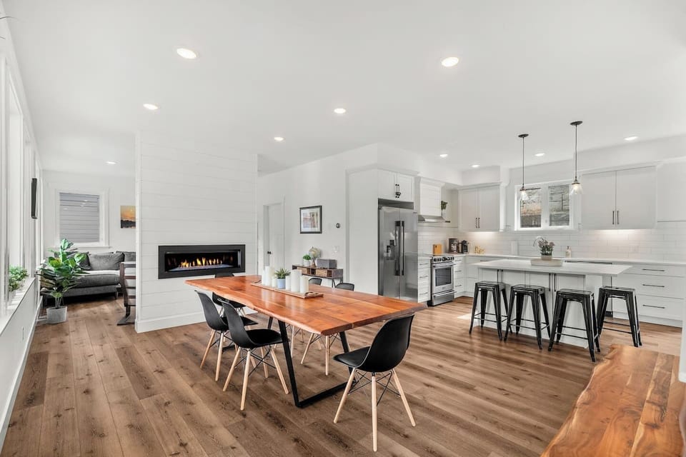 Dining area with seating for 6 at the table and 4 at the island.