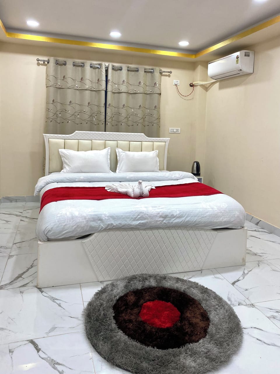 Single Room, 1 Queen Bed | Desk, laptop workspace, soundproofing, free WiFi