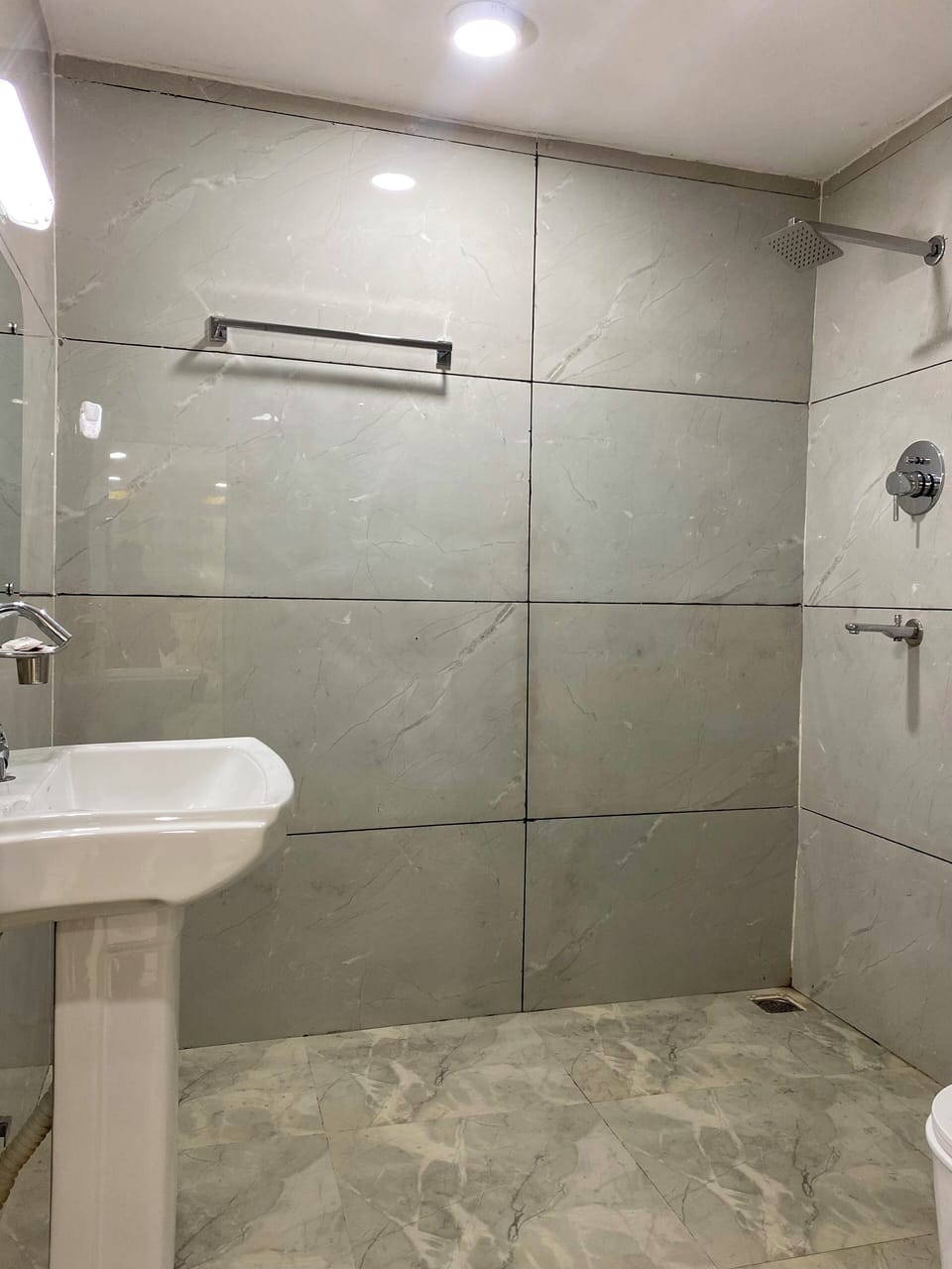 Single Room, 1 Queen Bed | Bathroom | Slippers, towels, soap, shampoo