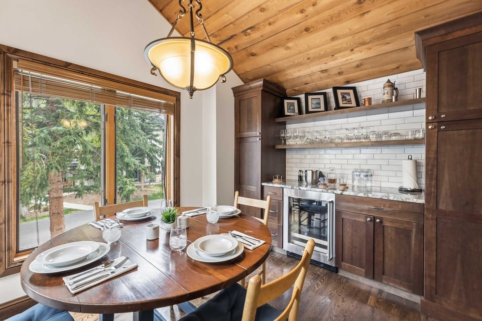 Breakfast nook with seating for 4 and wet bar.